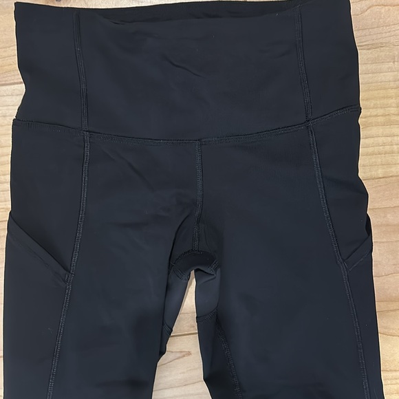 Lululemon running tights with leg reflectors size 4. - Picture 2 of 5